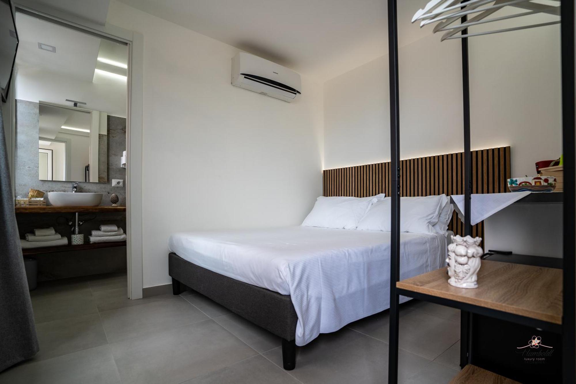 Humboldt Luxury Rooms Таормина Екстериор снимка